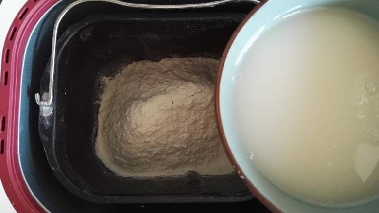 紫薯彩色馒头,先制作白面团,将清水110克与酵母粉1克混合均匀,面粉230克倒入面包桶中,酵母水倒入面粉中,启动面包机的揉面程序,和成稍硬一点的白面团取出放入盆中。