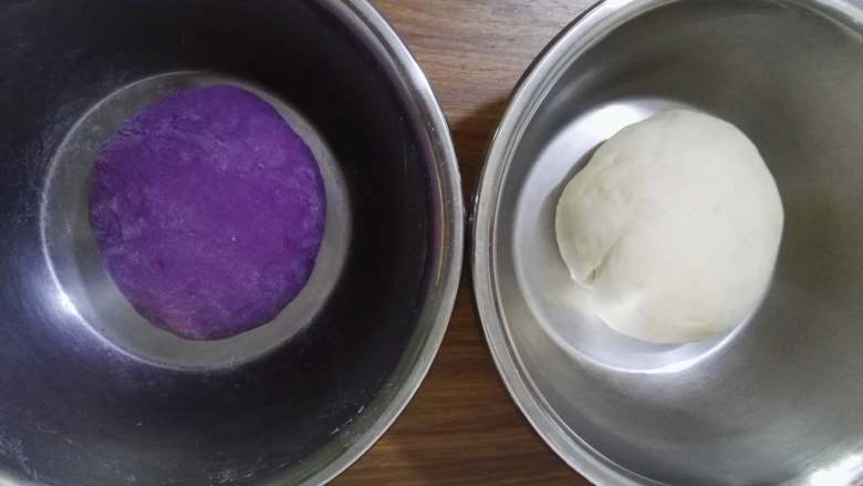 紫薯彩色馒头,两种面团盖保鲜膜,饧发20分钟。