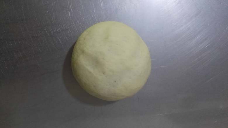紫薯彩色馒头,也可以做成外皮是白色的双色馒头,中间可以夹心,也可以不夹心,出来的花纹是不同的。将双色馒头坯饧发20分钟,锅中烧开水,放锅中大火蒸23分钟即可。