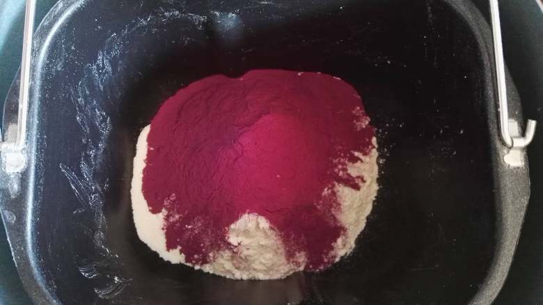 紫薯彩色馒头,来制作紫薯面团,将面粉230克、紫薯粉倒入面包桶中。