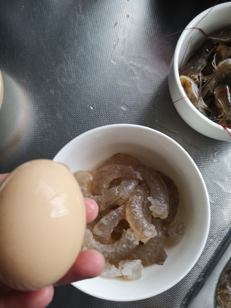 茄汁虾仁油豆腐,一个<a style='color:red;display:inline-block;' href='/shicai/ 17'>蛋清</a>,倒入虾仁中