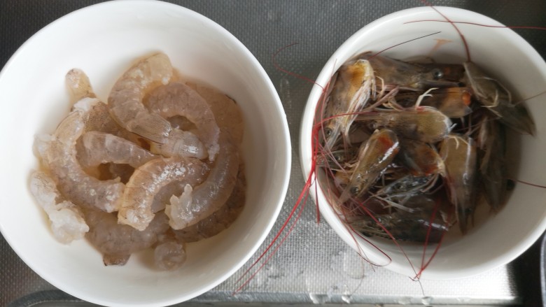 茄汁虾仁油豆腐,大概十几只,剥了好久(✪▽✪)