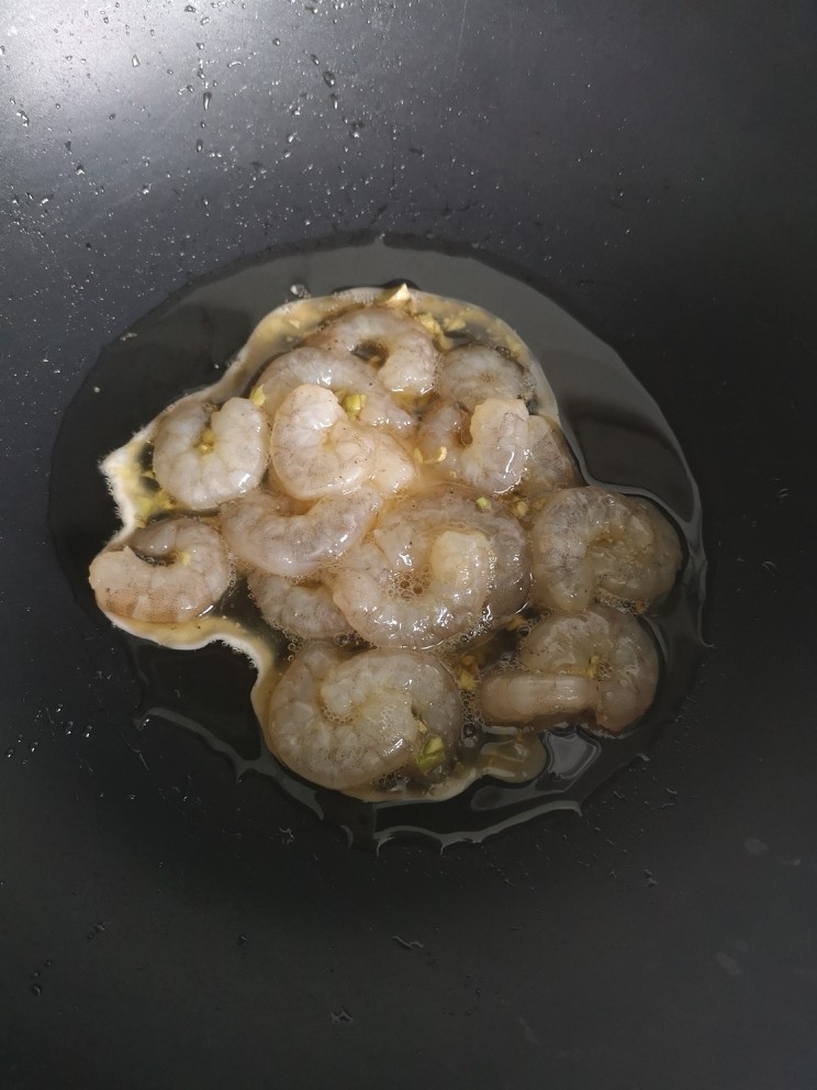 茄汁虾仁油豆腐,锅里放油,烧热,下腌制好的虾仁炒熟
盛出备用