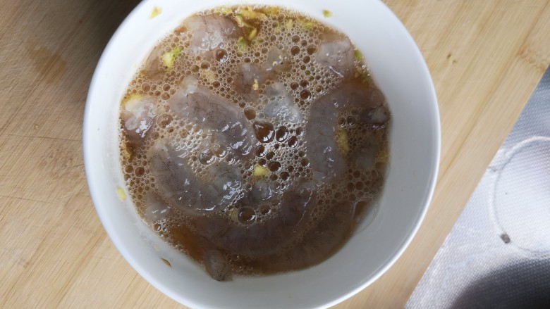 茄汁虾仁油豆腐,搅拌均匀
腌制半小时左右