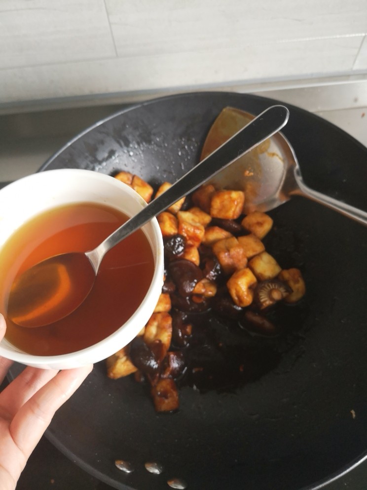 茄汁虾仁油豆腐,倒入三碗水
大火烧开,小火焖一会儿