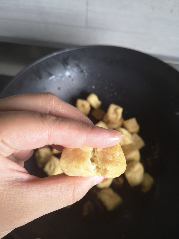 茄汁虾仁油豆腐,油豆腐冲洗一下
每一个都撕个小口，容易入味