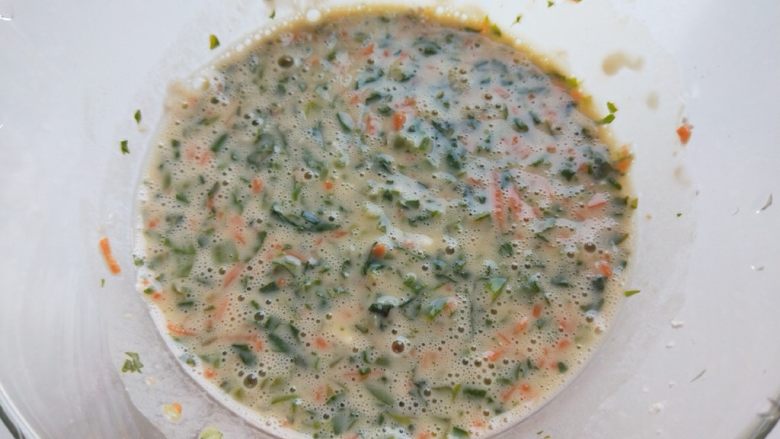 胡萝卜菠菜饼,加水搅拌成糊糊,加适量的盐