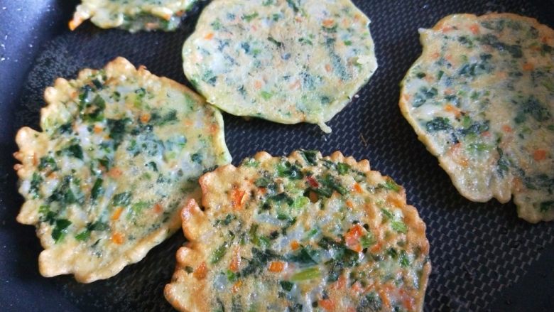 胡萝卜菠菜饼,煎制金黄,翻面