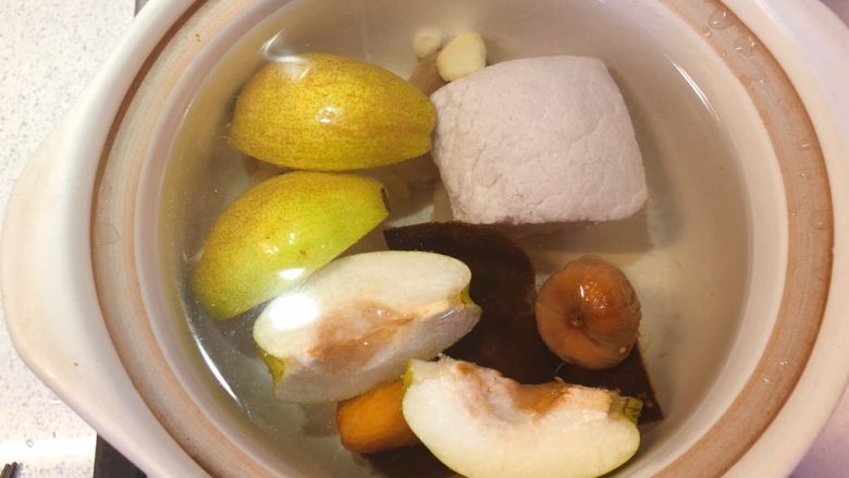 无花果雪梨煲猪𦟌汤,把所有食材放入砂锅中,加入适量清水。