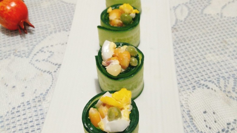 夏季多吃瓜,轻食沙拉来一套😄,装盘上桌即可。