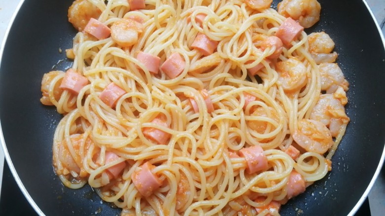 虾仁火腿意面,翻炒均匀、入味即可