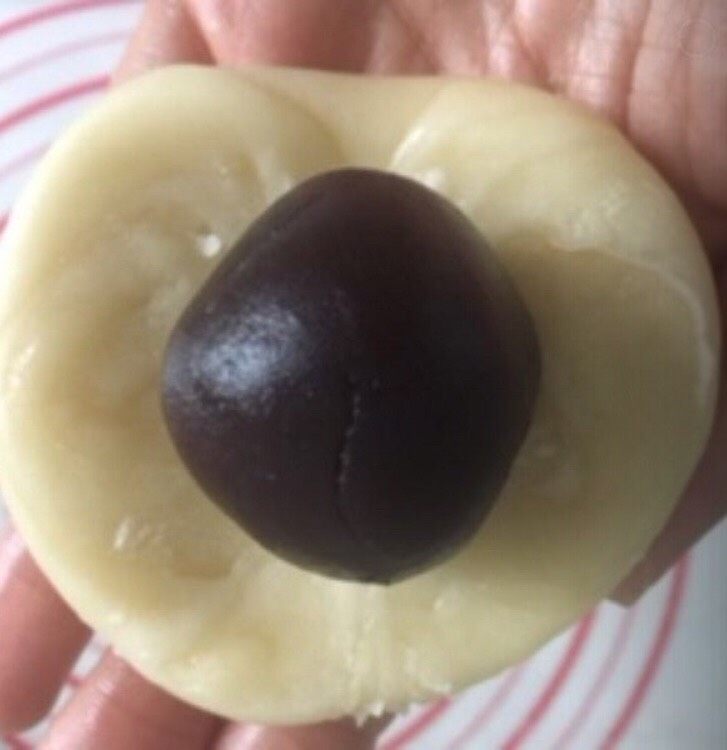 酥皮豆沙饼,用擀面杖擀成圆形,取一份豆沙放上面