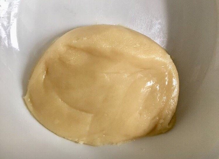 酥皮豆沙饼,将油面材料100g中筋面粉和50g玉米油放入碗中用刮刀拌成团,盖保鲜膜醒30分钟。