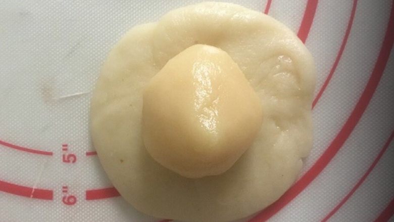 酥皮豆沙饼,取一份水油面按扁,再取一份油面放在上面