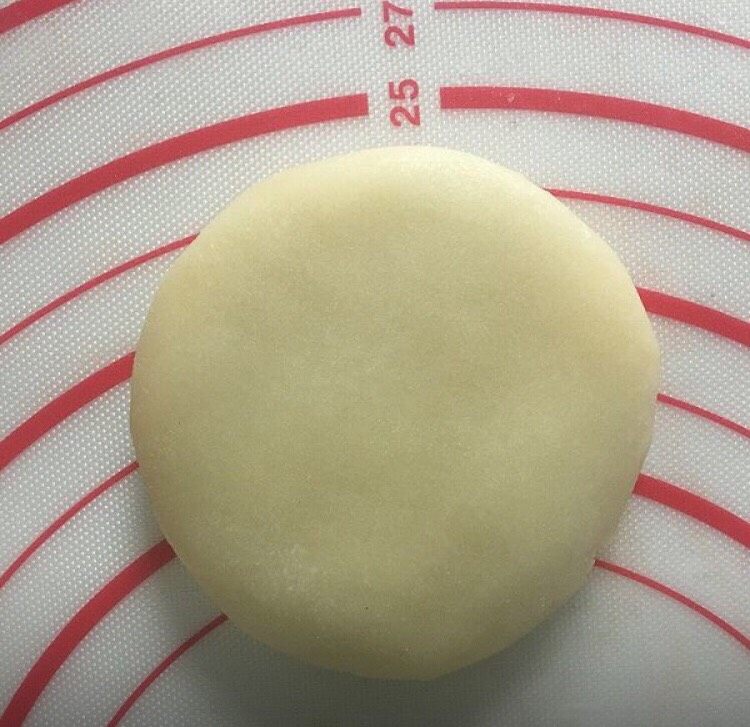 酥皮豆沙饼,慢慢收口,让面皮包裹住豆沙,包起来之后轻轻按扁(每一份都如此重复)