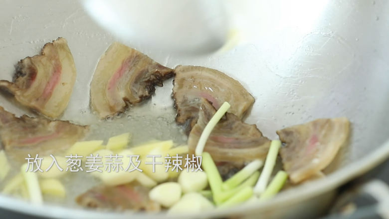 干豆角炒腊肉,放入<a style='color:red;display:inline-block;' href='/shicai/ 3250'>葱</a>姜蒜及<a style='color:red;display:inline-block;' href='/shicai/ 86474'>干辣椒</a>