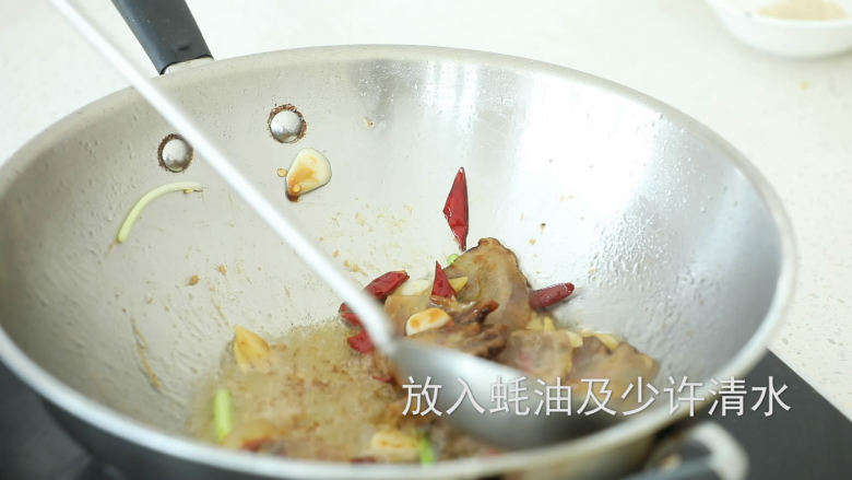 干豆角炒腊肉,放入<a style='color:red;display:inline-block;' href='/shicai/ 721'>蚝油</a>及少许清水