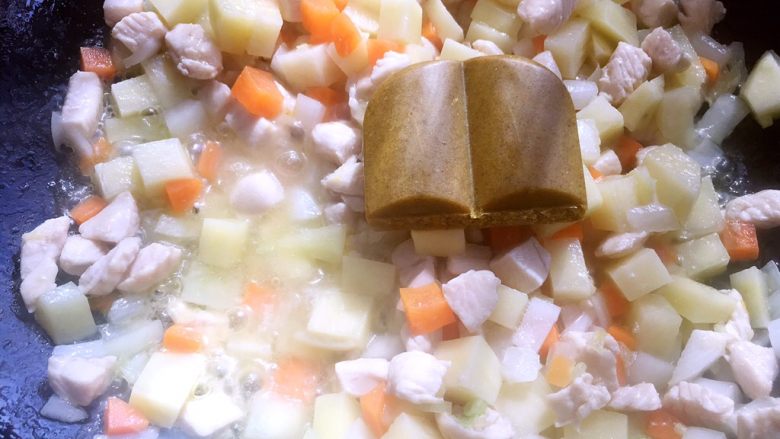 咖喱鸡肉饭,加入两块百梦多咖喱块,翻炒至咖喱融化,我用的微辣的,口味可以根据自己喜欢的开放