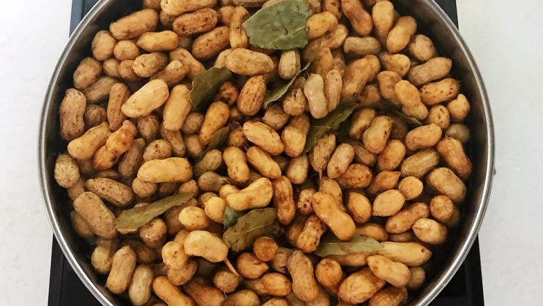 美味小零食 五香花生,调匀