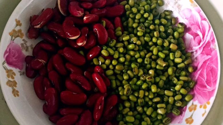 家庭版鲜芋仙芋圆,泡好的芸豆绿豆等豆类用电饭煲蒸,下面煮西米一举两得。芸豆绿豆底下放白糖一起蒸,熟后搅拌均匀。