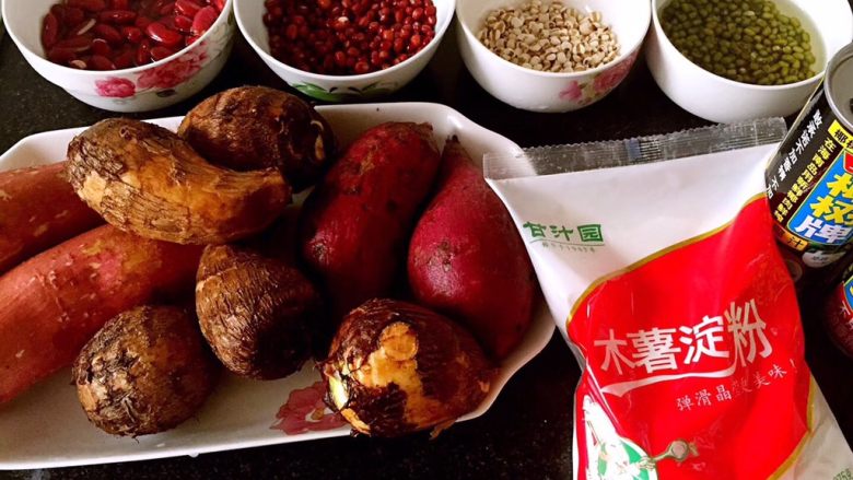 家庭版鲜芋仙芋圆,这是需要准备的一些食材,芋圆甜品里,红豆绿豆可根据个人口味添加