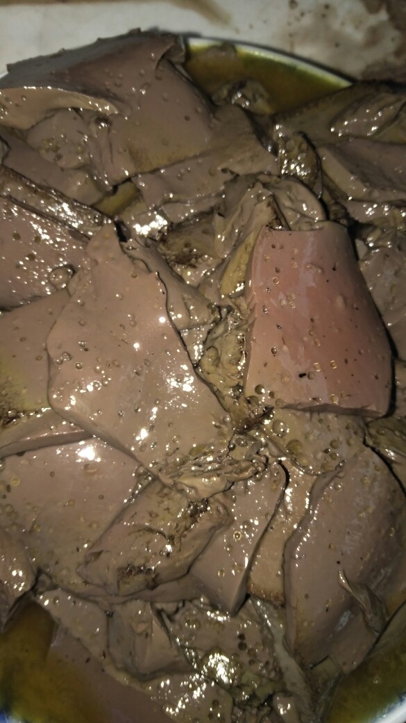 香葱麻辣炝羊血,起锅烧油,油温八成热,下如羊血炒30秒。喜欢吃老的时间加长一点。