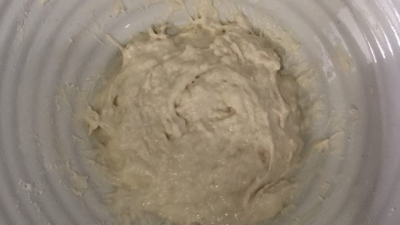 奶香全麦吐司,放入面粉拌匀,盖上保鲜膜,室温发酵1-2小时左右,不看时间看状态,时间不可太久,会酸哒!
或者前一天晚上做好冰箱冷藏一夜,第二天可直接用