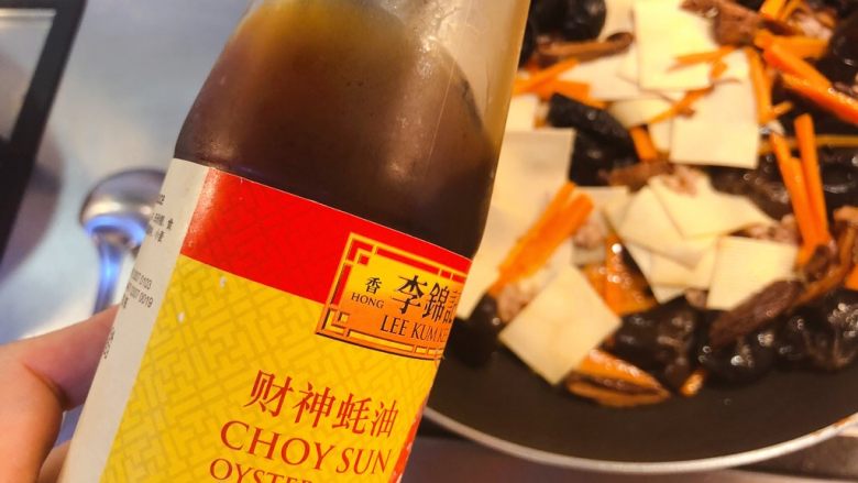 木耳冬菇焖千张（百页）,加适量<a style='color:red;display:inline-block;' href='/shicai/ 31471'>红烧汁</a>、<a style='color:red;display:inline-block;' href='/shicai/ 721'>蚝油</a>，盐、<a style='color:red;display:inline-block;' href='/shicai/ 10588'>糖</a>和水淀粉。