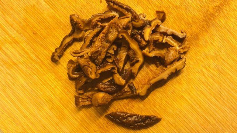 木耳冬菇焖千张（百页）,泡发好的冬菇切丝。