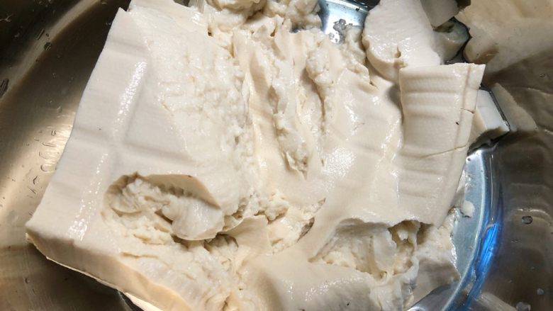 豆腐新吃法,豆腐放入大碗里,用勺子碾碎