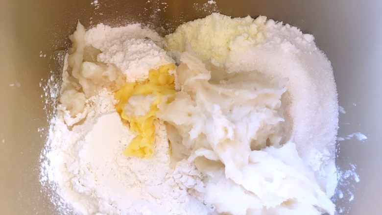 卡士达小餐包,加入凉透的烫面材料,加牛奶启动揉面程序,将材料揉成面团,因为天气热,避免面团过早发酵,<a style='color:red;display:inline-block;' href='/shicai/ 731'>酵母</a>我是后放的