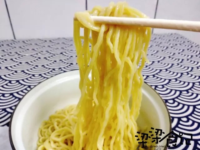 夏日面食首选——鸡丝凉面,煮一锅开水，加入油和盐，拉面冲水放入锅内，期间拿筷子打散。煮3分钟后捞起过冷水，然后开着风扇一边吹冷一边加入油，打松搅拌均匀。然后放入冰箱冷藏。