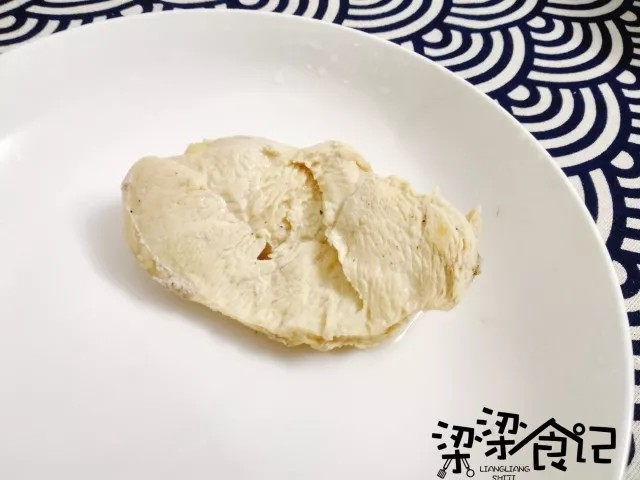 夏日面食首选——鸡丝凉面,煮一锅水,鸡胸和香料凉水放入,放入少许盐和<a style='color:red;display:inline-block;' href='/shicai/ 134340'>黑胡椒粉</a>,水煮开后再煮10-15分钟,捞起放凉