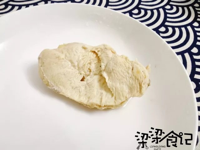 夏日面食首选——鸡丝凉面,煮一锅水，鸡胸和香料凉水放入，放入少许盐和<a style='color:red;display:inline-block;' href='/shicai/ 134340'>黑胡椒粉</a>，水煮开后再煮10-15分钟，捞起放凉