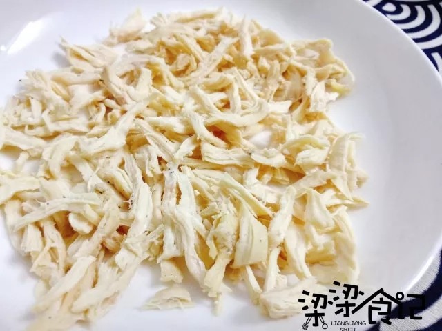 夏日面食首选——鸡丝凉面,放凉后的鸡胸按着肉质的纹理撕成鸡丝