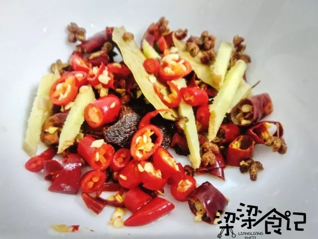 夏日面食首选——鸡丝凉面,<a style='color:red;display:inline-block;' href='/shicai/ 86474'>干辣椒</a>和<a style='color:red;display:inline-block;' href='/shicai/ 82'>小米椒</a>切圈，姜片切丝，<a style='color:red;display:inline-block;' href='/shicai/ 700'>花椒</a>、八角、香叶、<a style='color:red;display:inline-block;' href='/shicai/ 710'>桂皮</a>洗净