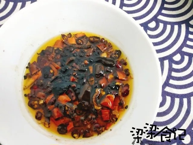 夏日面食首选——鸡丝凉面,锅内倒入两大勺油，倒入上一步准备好的佐料，炸辣椒油，开中火3分钟后关火，倒入一只耐热的碗放凉备用