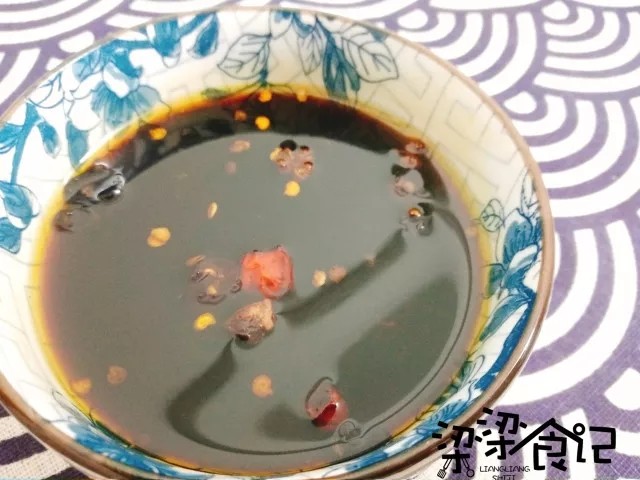 夏日面食首选——鸡丝凉面,开酱料：两大勺香醋+半勺蚝油+一勺<a style='color:red;display:inline-block;' href='/shicai/ 788'>生抽</a>+<a style='color:red;display:inline-block;' href='/shicai/ 869'>白砂糖</a>+盐，搅拌至糖盐融化，倒入少许辣椒油