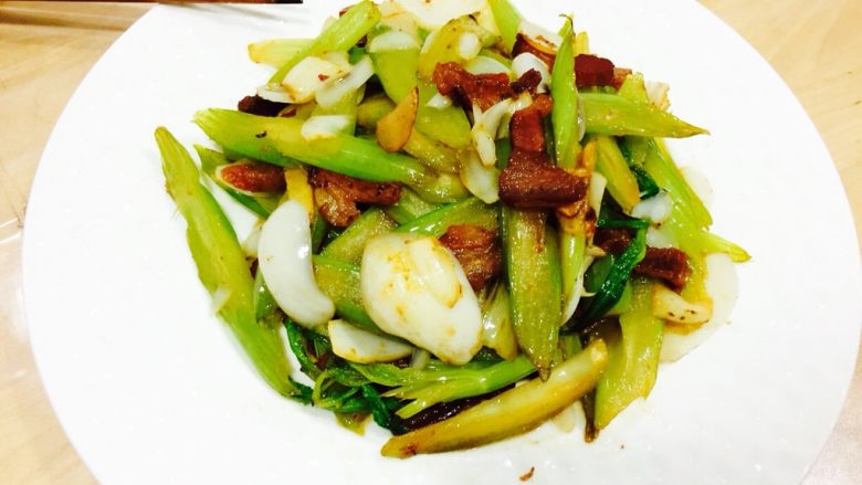 西芹百合炒腊肉,欢迎大家点赞评论。