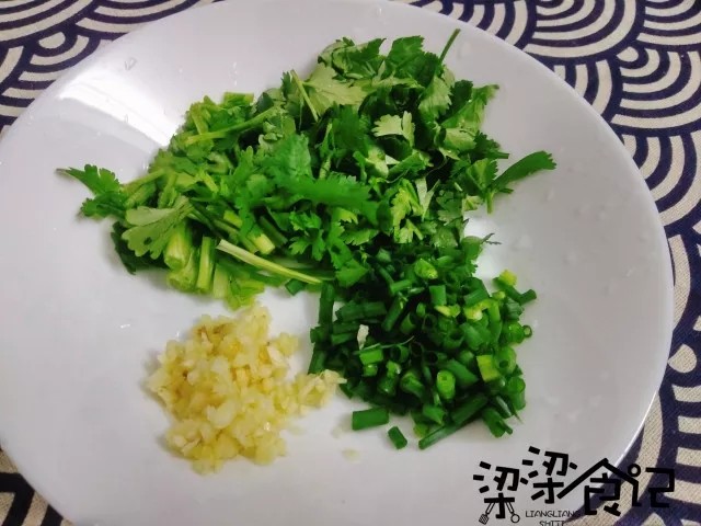 夏日面食首选——鸡丝凉面,最后的香葱、<a style='color:red;display:inline-block;' href='/shicai/ 131'>香菜</a>切小段、蒜切成末