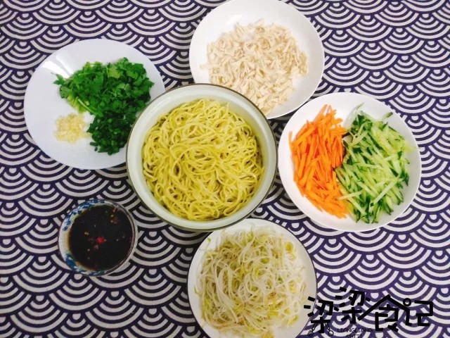 夏日面食首选——鸡丝凉面,准备好所有材料后就可以开拌开吃啦!