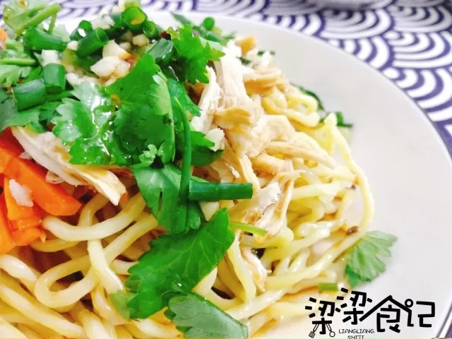 夏日面食首选——鸡丝凉面,所有配菜夹到碗里,撒上葱花、香菜和蒜末,喜欢酸和辣的酱料可以多淋点