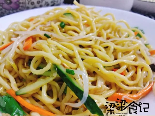 夏日面食首选——鸡丝凉面,全部搅拌均匀即可