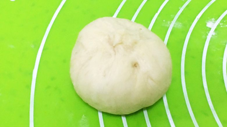 奶香蓝莓餐包,包裹起来,收紧口子。