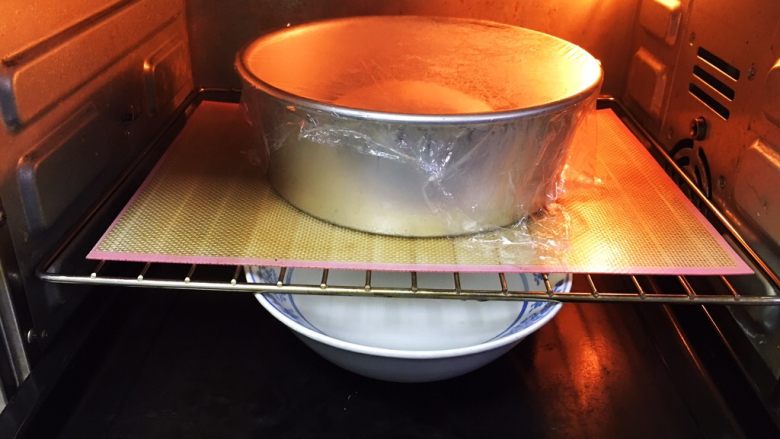 奶香蓝莓餐包,烤箱发酵档,底部放一碗热水,发酵60分钟。