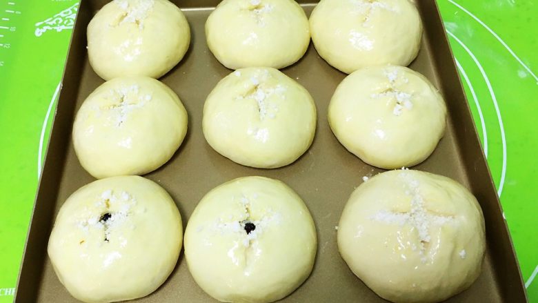奶香蓝莓餐包,筛入细砂糖,也可以不做。