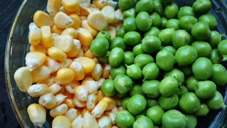 番茄焖饭,剥好青豆，掰好玉米后洗净备用