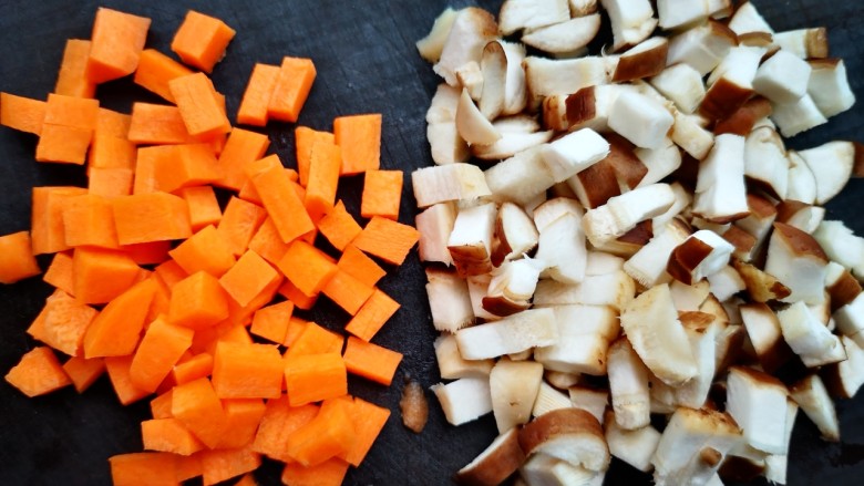 番茄焖饭,<a style='color:red;display:inline-block;' href='/shicai/ 25'>胡萝卜</a>和香菇洗净后切丁备用