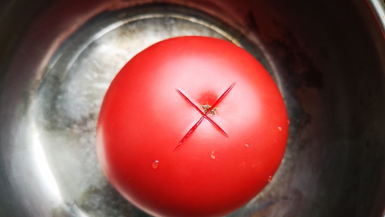 番茄焖饭,<a style='color:red;display:inline-block;' href='/shicai/ 59'>番茄</a>洗净并在顶部切十字刀后用沸水烫一下