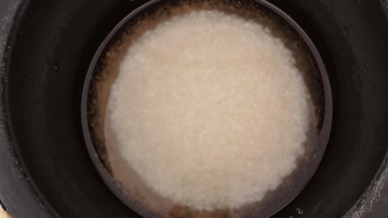 番茄焖饭,将淘好的<a style='color:red;display:inline-block;' href='/shicai/ 492'>大米</a>放入电饭锅中并加入适量的清水